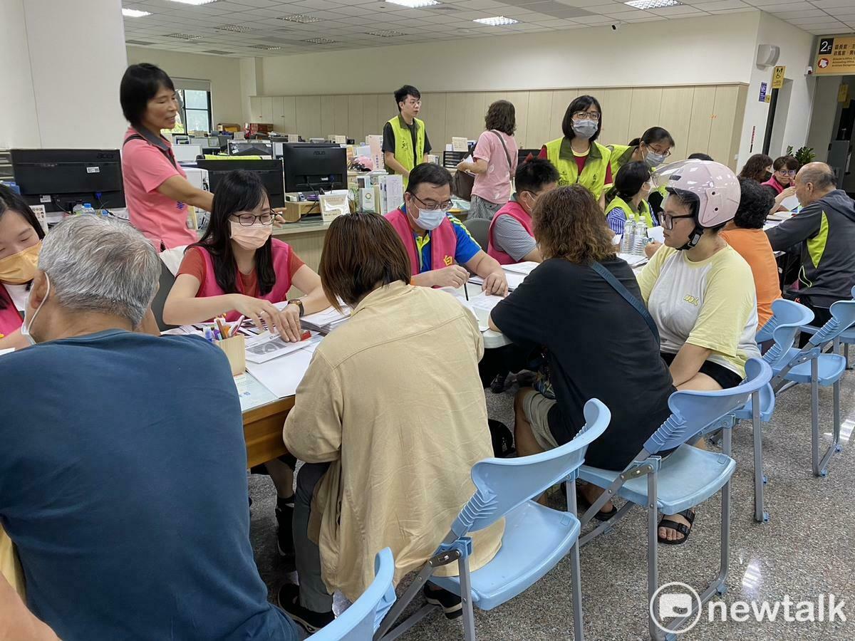 獲行政院「丹娜絲風災家園復原慰助金專案」補助之後，南市府已陸續撥款至各區公所，由各區公所發放予申辦的災民。依據民政局統計，截至今日「住屋毀損慰助金」已撥補1,782件申請案，累積發放金額約2,987萬元，各項補助、救助金也將陸續發放。 圖：台南市政府提供