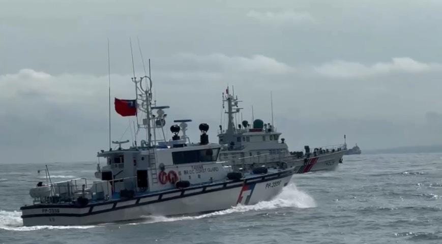 中國海警船連2日騷擾金門水域，海巡署巡防艇併航監控驅離。 圖：海巡署提供