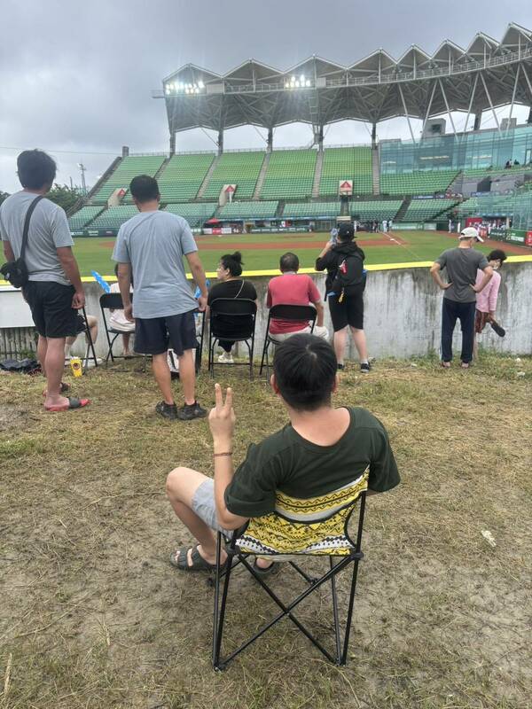 墨西哥跟中華台北比賽以閉門比賽方式繼續進行，選手親友團仍堅持站在外野看球賽。 圖：國民黨團提供