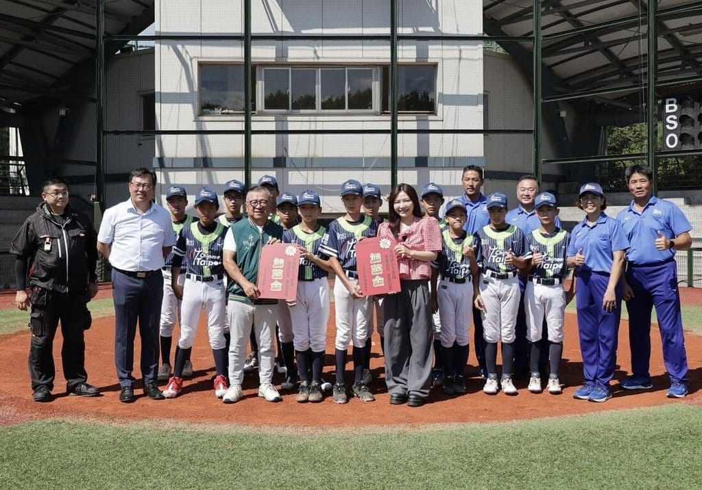 台北市東園國小少棒隊8月將代表台灣前進美國威廉波特，參加世界少棒聯盟（LLB）少棒錦標賽總決賽，民進黨立委吳沛憶（前右）、體育署長鄭世忠（左2）與攸惜關懷協會等30日到青年公園棒球場為少棒隊應援。（吳沛憶辦公室提供）中央社記者楊淑閔傳真  114年7月30日