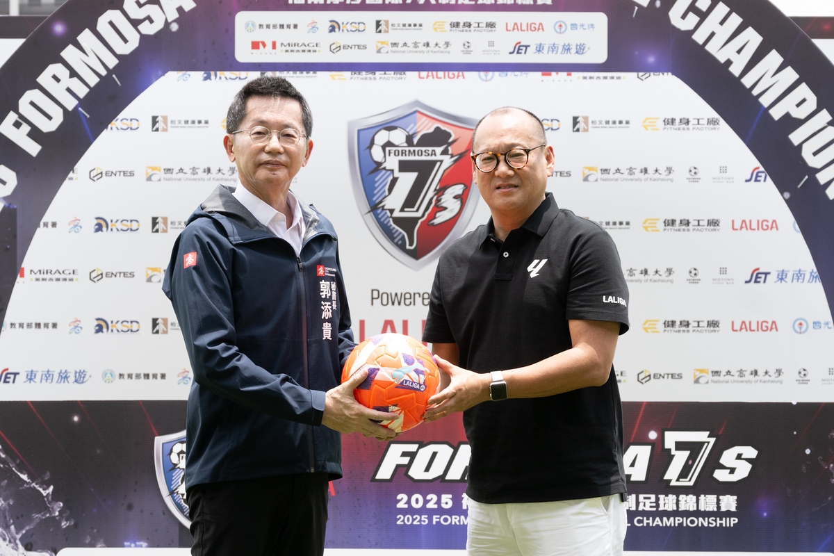 LALIGA代表Michael Sun(右)致贈足球給郭添貴(左)。 圖：高雄市運發局/提供