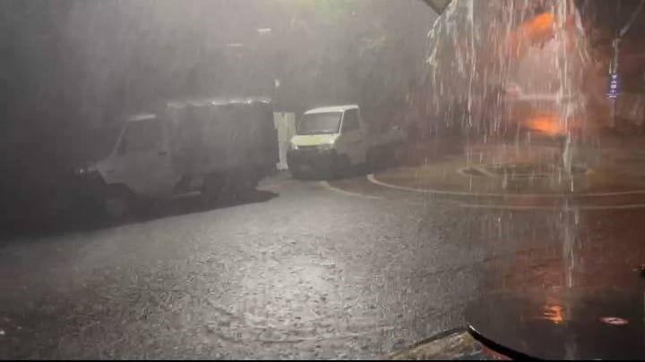 高雄山區雨勢仍大得嚇人。 圖：孫家銘翻攝