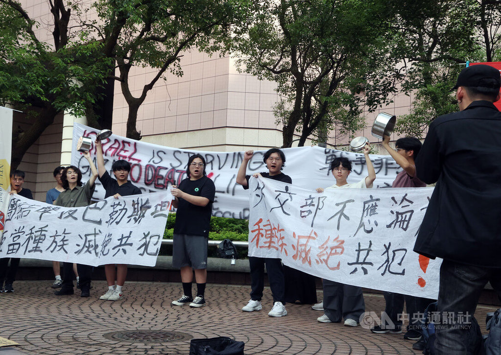 台大勞工社等學生團體30日下午到以色列駐台辦事處外拉起布條抗議，呼籲外交部「勿當種族滅絕共犯」，批台灣政府捐助以色列是赤裸裸的共犯行為。中央社記者郭日曉攝　114年7月30日 圖：中央社提供