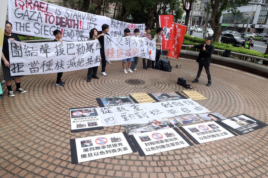 台大勞工社等學生團體30日下午到以色列駐台辦事處外抗議，以行動聲援巴勒斯坦，眾人拉開布條向外交部發聲，呼籲外交部「勿當種族滅絕共犯」，表達立場訴求。中央社記者郭日曉攝  114年7月30日