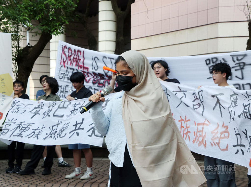 學生團體30日下午到以色列駐台辦事處外拉白布條抗議，呼籲以色列停止將食物、藥物與援助當成武器，也喊話外交部勿當「種族滅絕共犯」。中央社記者郭日曉攝  114年7月30日 圖：中央社提供