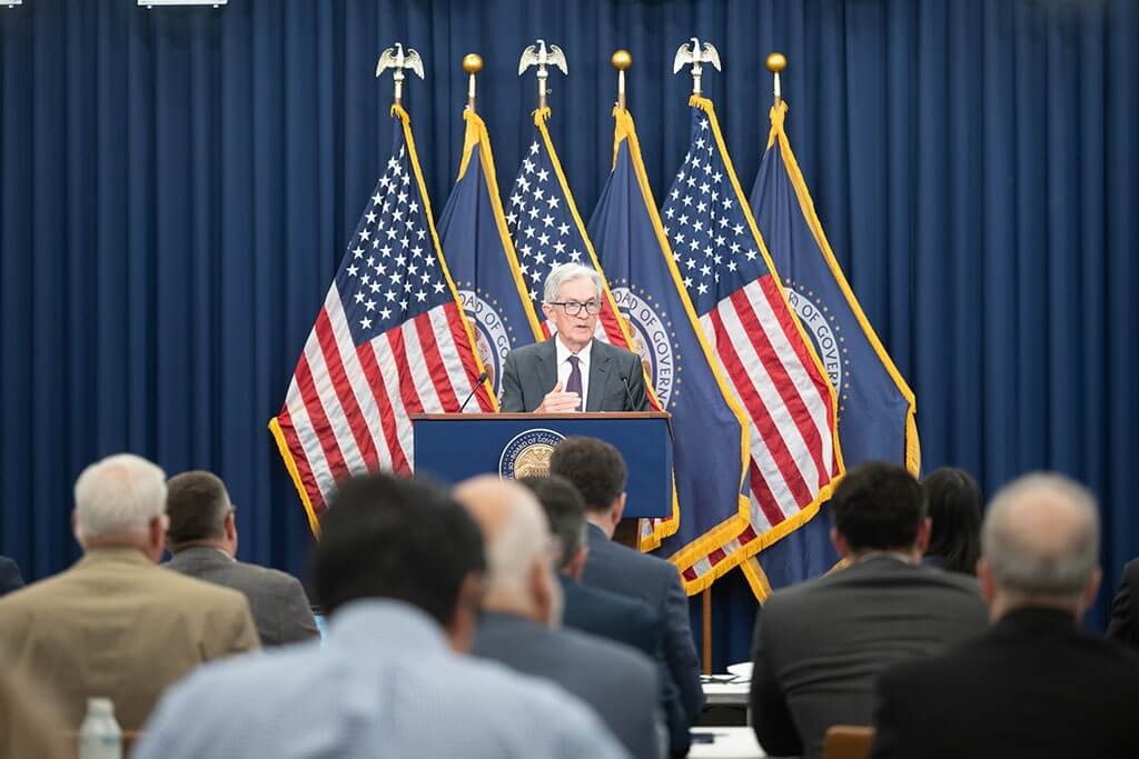 美國聯準會主席鮑爾30日在記者會上說明利率決策。 圖：取自x.com/federalreserve