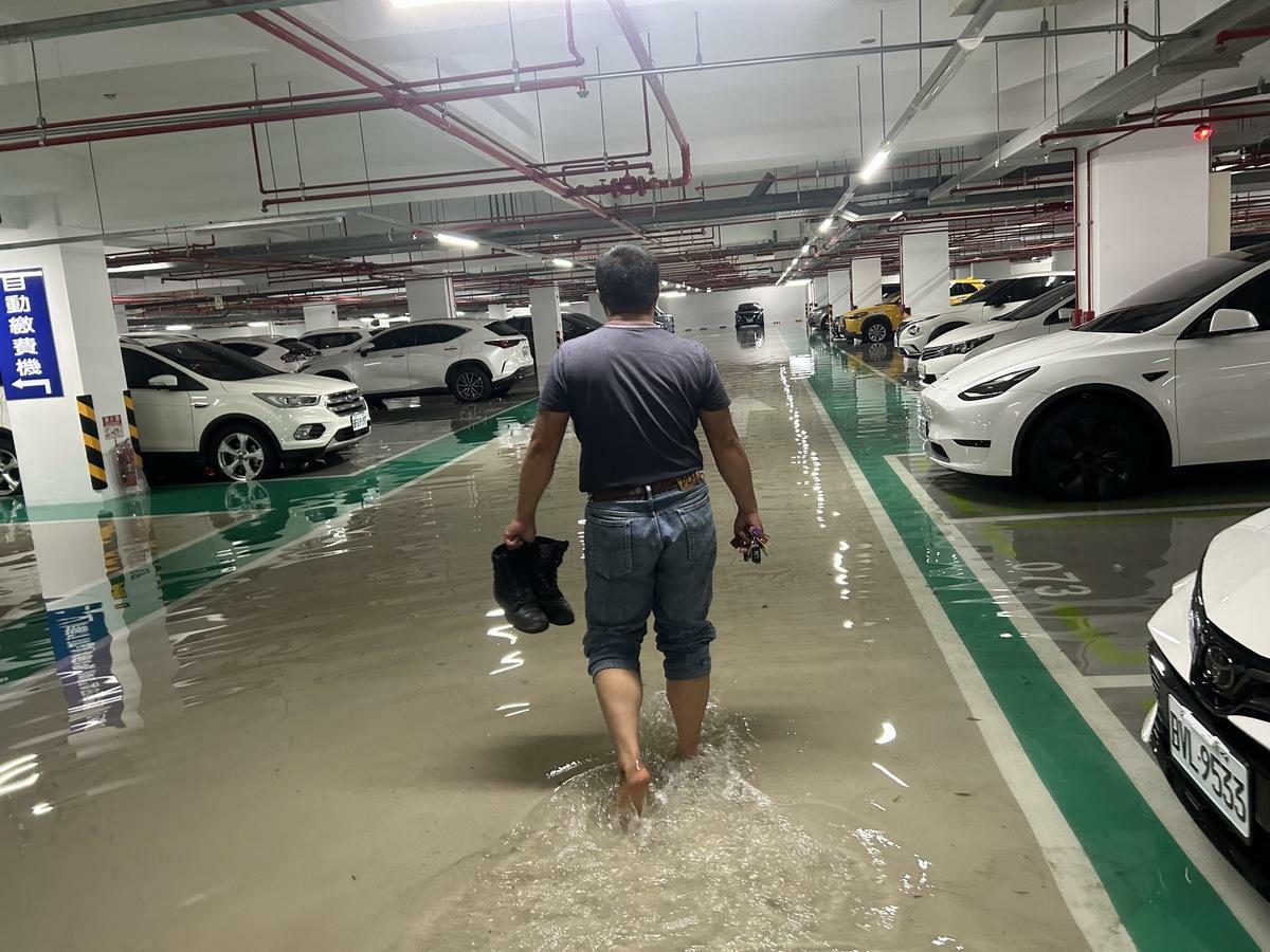 車主涉水進停車場搶著移車。 圖：台中市議員李天生/提供