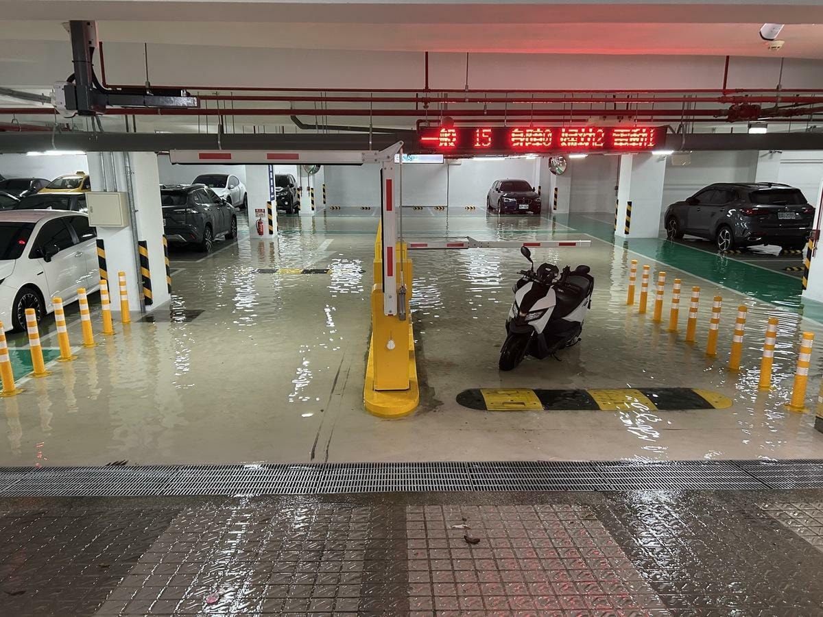 管理人員用機車擋住入口，不讓汽車再停進去。 圖：台中市議員李天生/提供