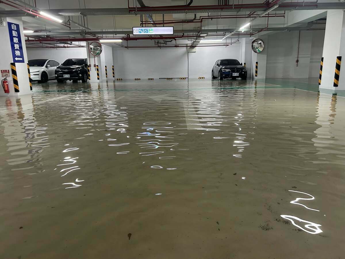 台中市雨勢不斷，陸續傳出淹水災情，社區地下停車場也躲不過。 圖：翻攝自臉書