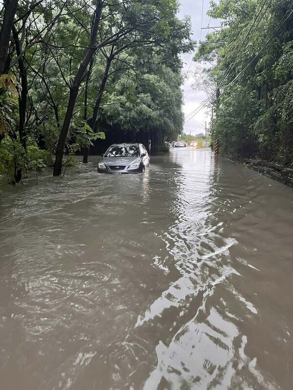 台中市雨勢不斷，陸續傳出淹水災情。 圖：議員吳佩芸臉書