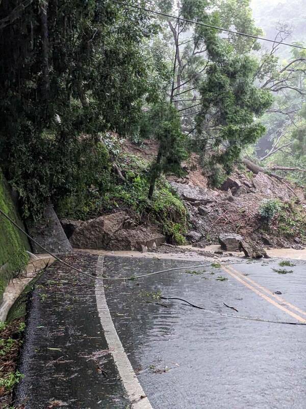 豐原區南坑巷則出現路基掏空、土石崩落，東陽路更出現「走山」情形，大量土石崩落到路面，導致當地交通中斷。 圖：豐原區公所提供