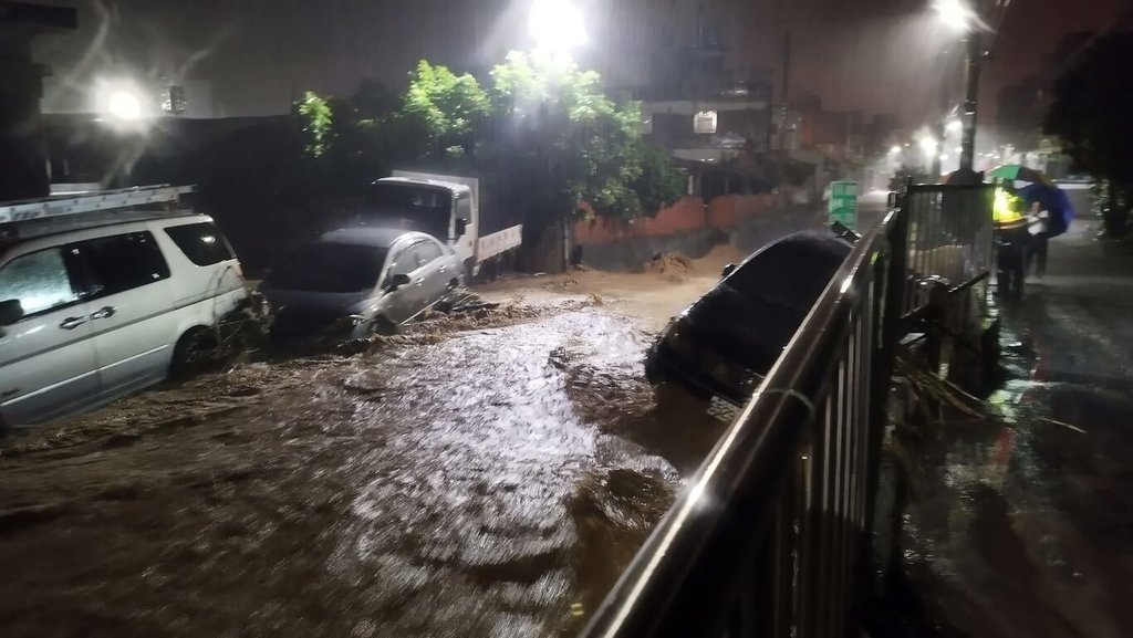 彰化縣大雨不斷，彰化市香山里有車輛被洪水沖進排水溝卡在涵洞。（民眾提供）中央社記者吳哲豪傳真　114年7月31日