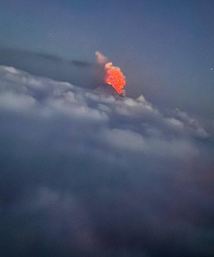 俄羅斯堪察加半島 30 日發生 8.8 級強震，連帶導致島上最大規模活火山「克柳切夫火山」噴發。 圖：翻攝自 @nexta_tv X 帳號