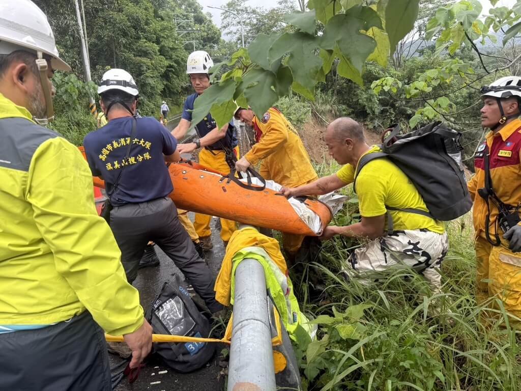 高雄六龜警方30日晚間獲報台20線81.1公里處有車輛墜谷，車上疑有5人，警消31日上午陸續找到17歲潘姓少女遺體及其他人部分遺骸。（高雄市消防局提供）中央社記者洪學廣傳真　114年7月31日