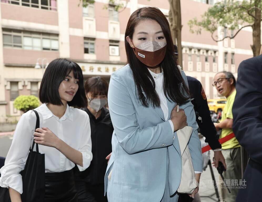 遭停職的新竹市長高虹安（前右）去年2月因誣告案出庭應訊。（中央社檔案照片）