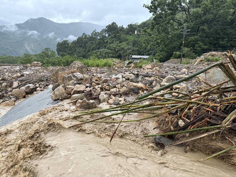 南投水里鄉保甲林野溪爆發土石流，造成當地三十甲地區居民交通中斷。 圖：民眾提供