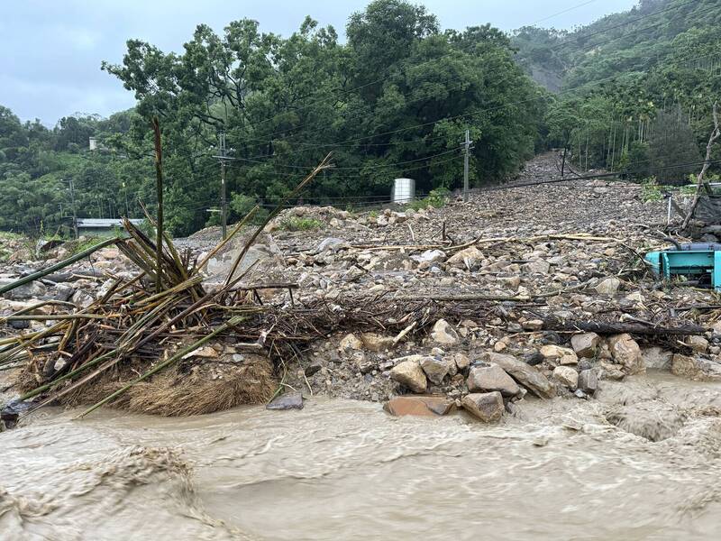 南投水里鄉保甲林野溪爆發土石流，造成當地三十甲地區居民交通中斷。 圖：民眾提供