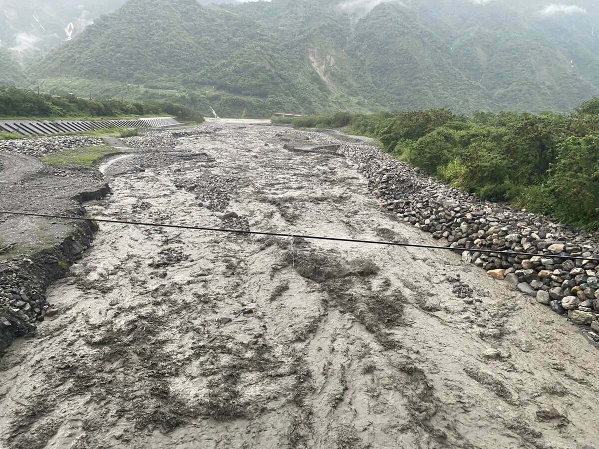 信義鄉明德村與水里鄉上安村交界的保甲林溪，經過整夜豪雨，發生嚴重土石流，大量土石灌入防汛道路，導致信義鄉忠信社區對外交通完全中斷。 圖：信義鄉明德村長吳瑞龍提供