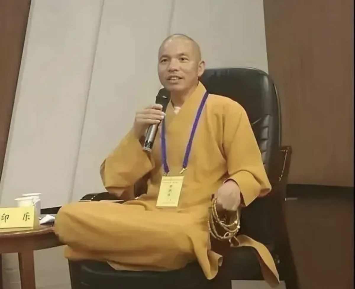 印樂法師為中國佛教界資深僧人，自 1982 年出家以來，曾任中國佛教協會副秘書長、河南省佛協副會長、洛陽市佛協會長等職。自 2005 年起擔任洛陽白馬寺方丈，迄今已有 20 年。 圖：翻攝自 鳳凰網財經