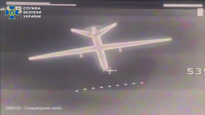 烏軍近期公布影片，宣稱使用 FPV 無人機成功攔截俄軍「獵戶座」無人機。有中國媒體分析認為，烏軍可能已經透過相關行動，開創了「無人機空戰」的新時代。 圖：翻攝自 @SBDJI_COM X 帳號