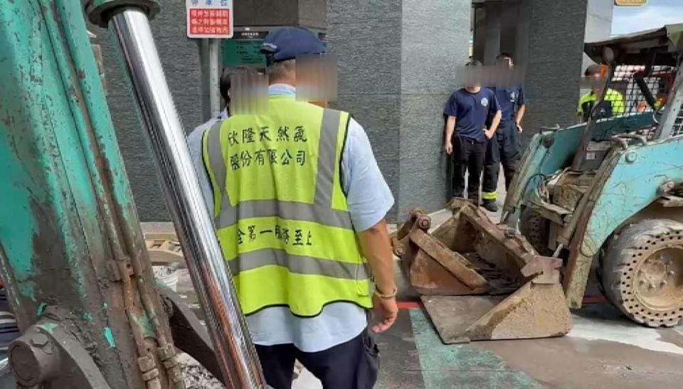 仁愛區愛二路兩路口進行污水管線作業，工人疑似在進行污水管線工程時不慎挖破地下天然氣管線，造成大量瓦斯洩漏，現場立刻瀰漫刺鼻臭氣。 圖：民眾提供