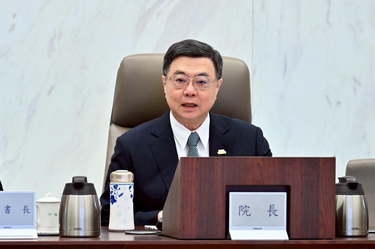 立法院日前通過國民黨版本、含普發現金1萬元的特別條例，被認為是影響大罷免投票結果的重要因素之一。行政院長卓榮泰在院會拍板「不提覆議」，但未來將聲請釋憲；另外，考量對美談判結果與當初擬定特別條例時的狀況有所改變，政院將提出特別條例的修正草案。 圖：行政院提供