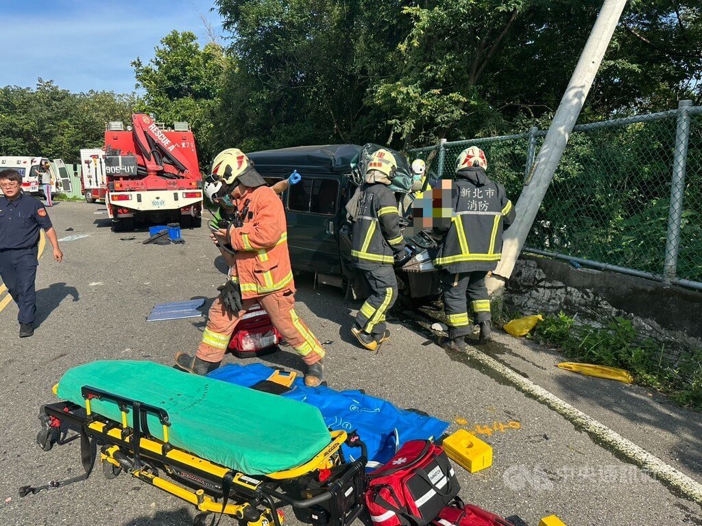 新北市八里區31日1輛預拌混凝土車碰撞廂型車，導致廂型車撞上電線桿，預拌混凝土車則翻落山坡，警消獲報到場搶救。（翻攝畫面）中央社記者趙敏雅傳真　114年7月31日