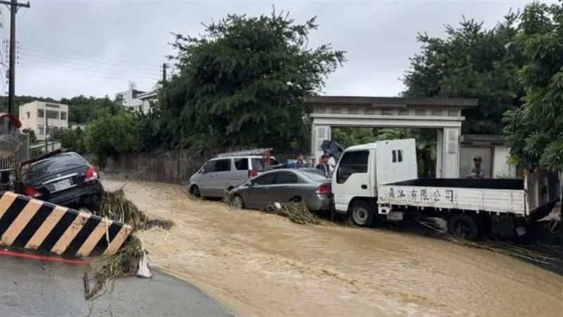 彰化市香山里排水溝水位暴漲，將停放附近的車輛沖刷入水溝內。 圖：警方提供