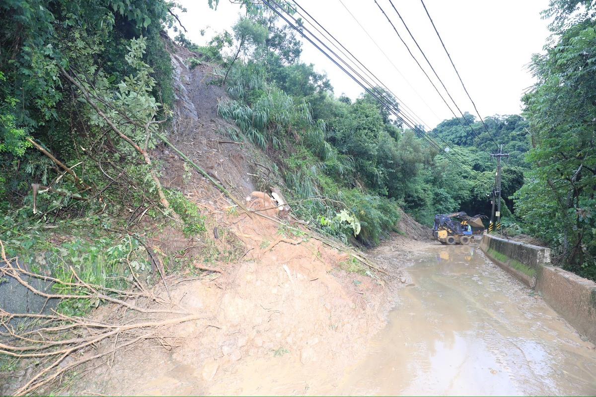 太平區黃竹里竹村路因豪雨崩塌。 圖：台中市政府/提供