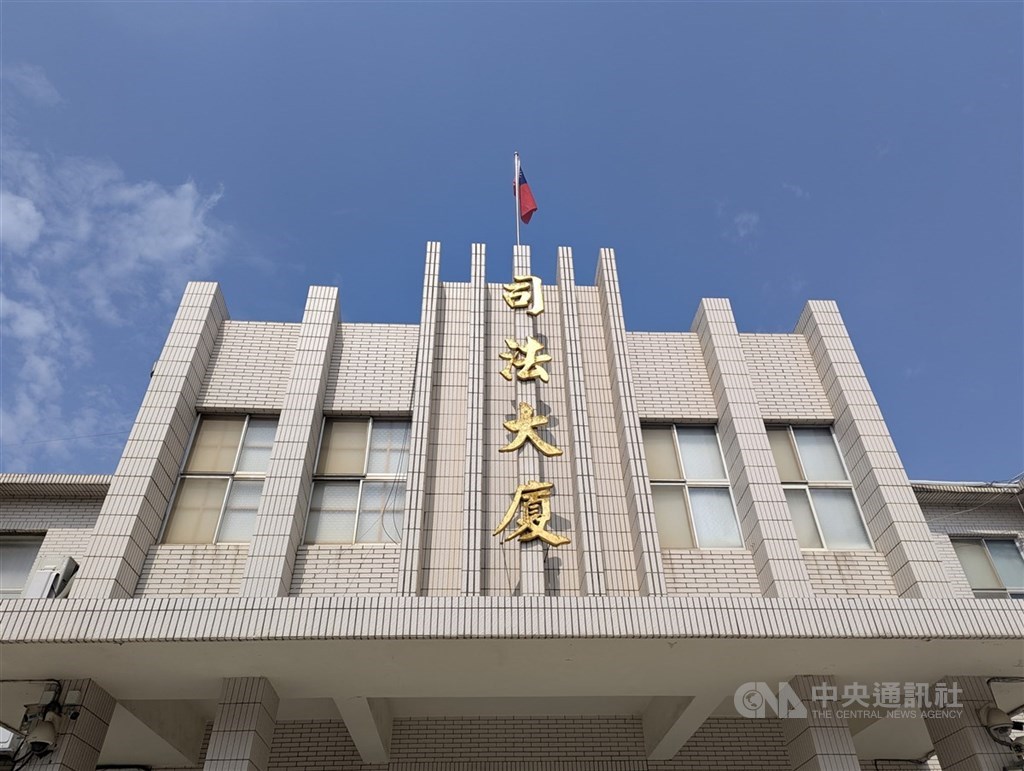 金門某牙醫診所涉嫌雇用密醫為病患執行牙醫診療項目，詐取近千萬掛號費、保險給付及自費醫療費用，金門地方檢察署31日對診所經營者、院長、密醫、助理及行政人員等共12人提起公訴。（中央社檔案照片）