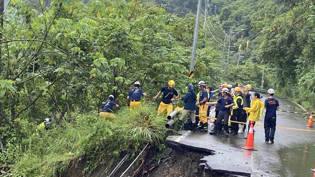 台20線81.1公里處30日晚間有車輛墜谷，車上疑一家5口，已尋獲2具遺體。高雄市消防局31日說明，搜救人員搭設繩索下切150公尺至170公尺，但只能持圓鍬或徒手挖掘。（高雄市消防局提供）中央社記者洪學廣傳真　114年7月31日
