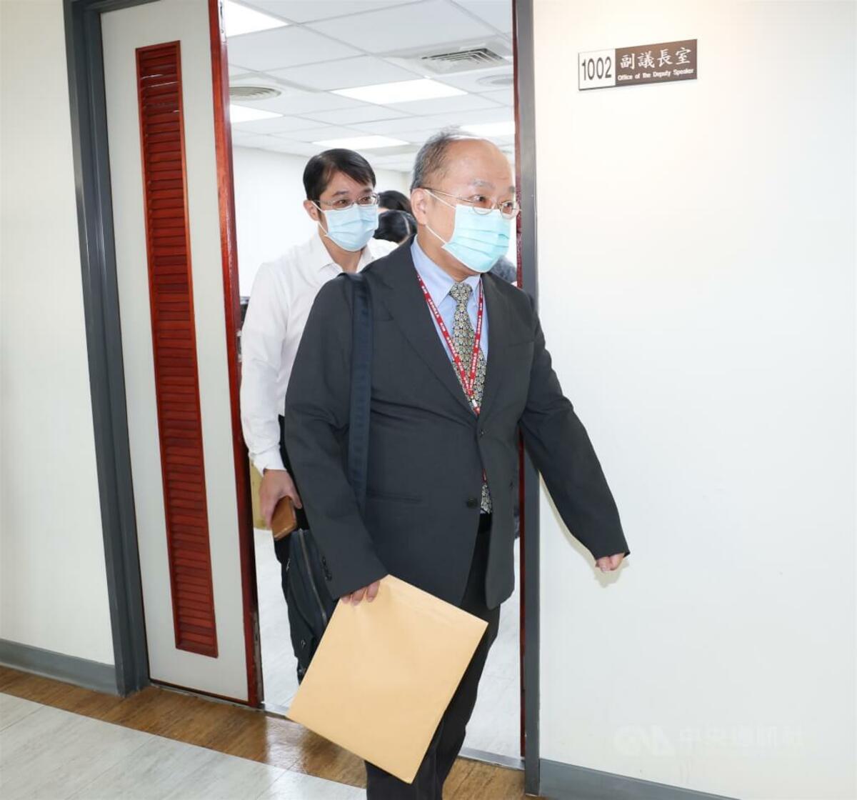 國民黨籍台北市副議長葉林傳議會辦公室31日遭搜索，檢調人員步出副議長室，手持公文袋離開。中央社記者謝佳璋攝  114年7月31日