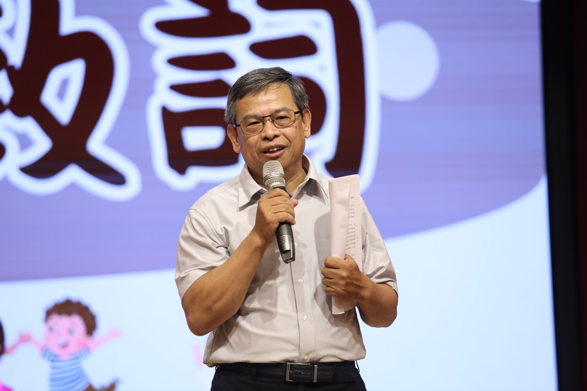 文化部文化資產局主任秘書張祐創出席「重要傳統表演藝術國小教師研習營」開幕式，希望老師能將珍貴的文化資產帶進校園。. 圖：文化部文化資產局提供