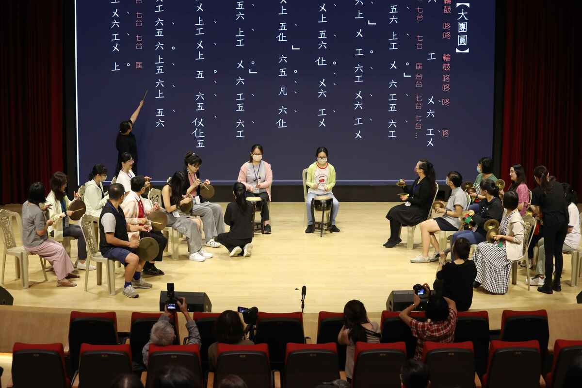 苗栗陳家班北管八音團帶領參與學員合奏客家八音。 圖：文化部文化資產局提供