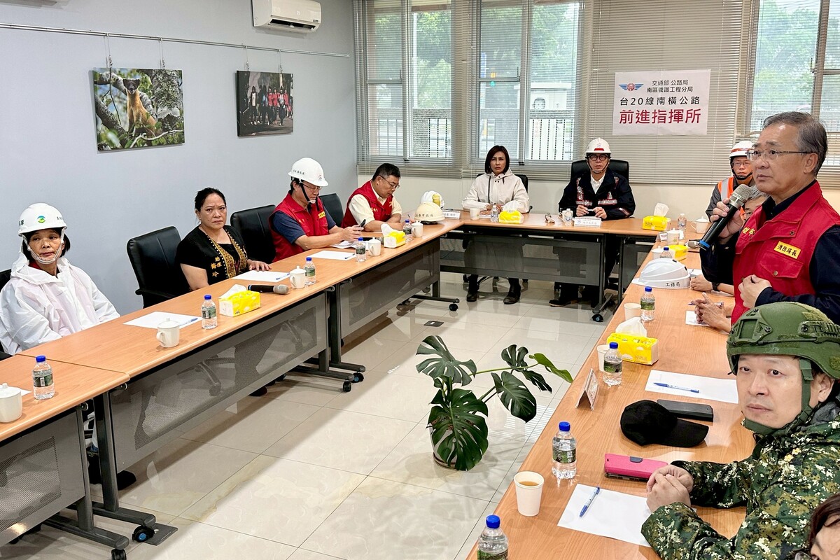 陳其邁(中右)坐鎮六龜寶來前進指揮所掌握救災狀況。   圖：高雄市政府/提供