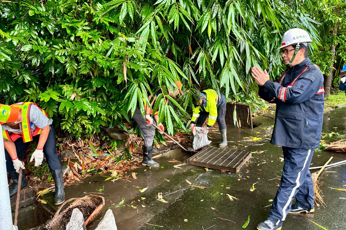 陳其邁(右)感謝搶修道路的施工人員。 圖：高雄市政府/提供