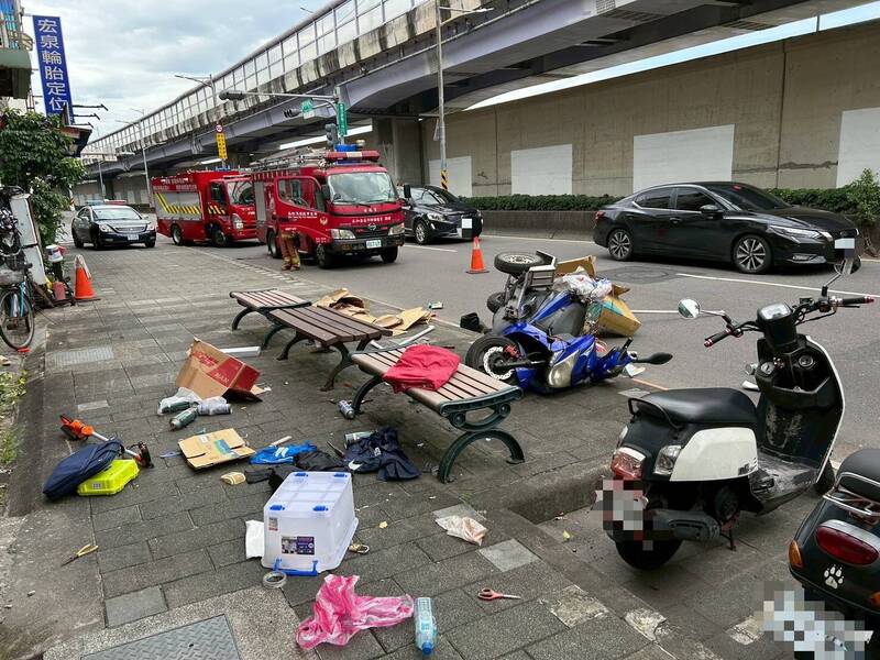 一名71歲的鍾姓婦人駕駛賓士休旅車，行經永和區環河西路二段時疑似精神恍神，車輛失控撞上正在推手推車從事資源回收工作的79歲王姓老翁，王翁被撞倒後受困車底，機車上的清掃用品也全都散落一地。 圖：民眾提供