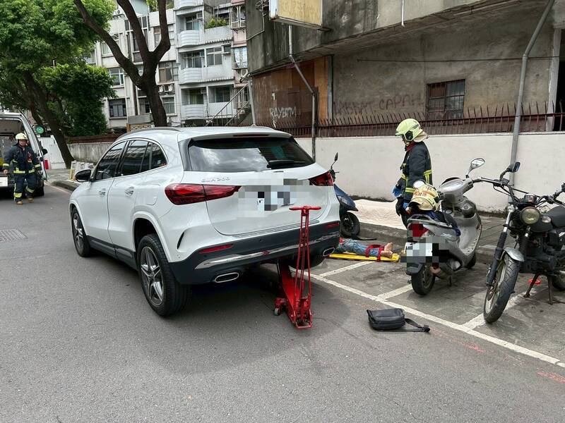當時附近的汽修廠員工見狀機警，迅速以千斤頂將車輛撐起，協助傷者脫困，消防人員趕抵後緊急送醫，所幸並無生命危險。 圖：民眾提供