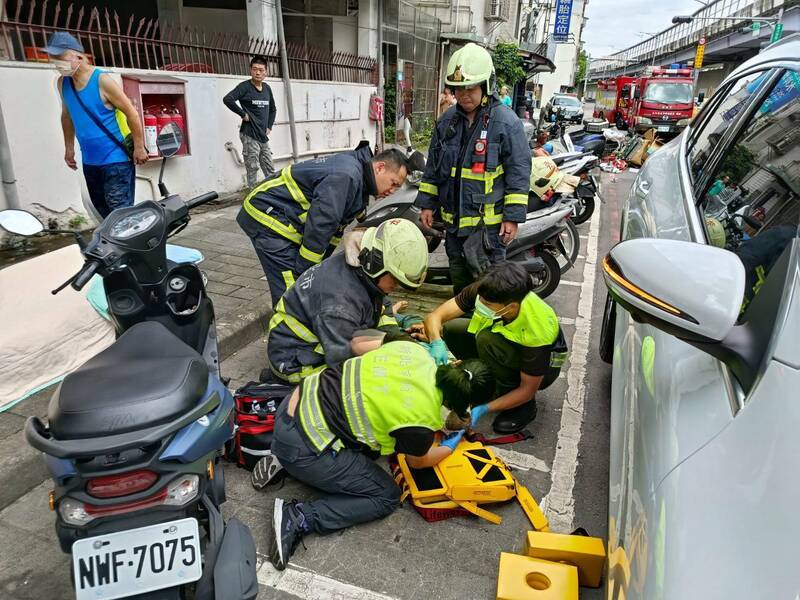 翁受困車底被救出後，由警消送往醫院救治，所幸沒有生命危險。 圖：民眾提供