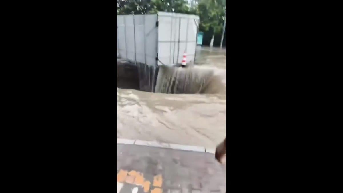 燕郊鎮一條剛整修完的馬路也在豪雨、洪水侵襲期間坍塌，露出一個大洞。 圖：擷取自 @whyyoutouzhele X 分享影片