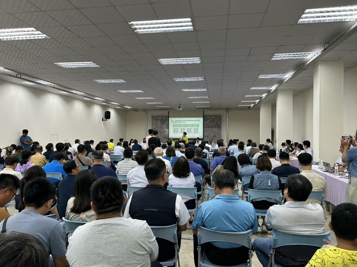 丹娜絲颱風和後續水災重創台南，造成農漁業損失慘重。立委陳亭妃今日舉辦「丹娜絲颱風災損復建座談會」，傾聽各界需求與聲音。 圖：陳亭妃服務處提供
