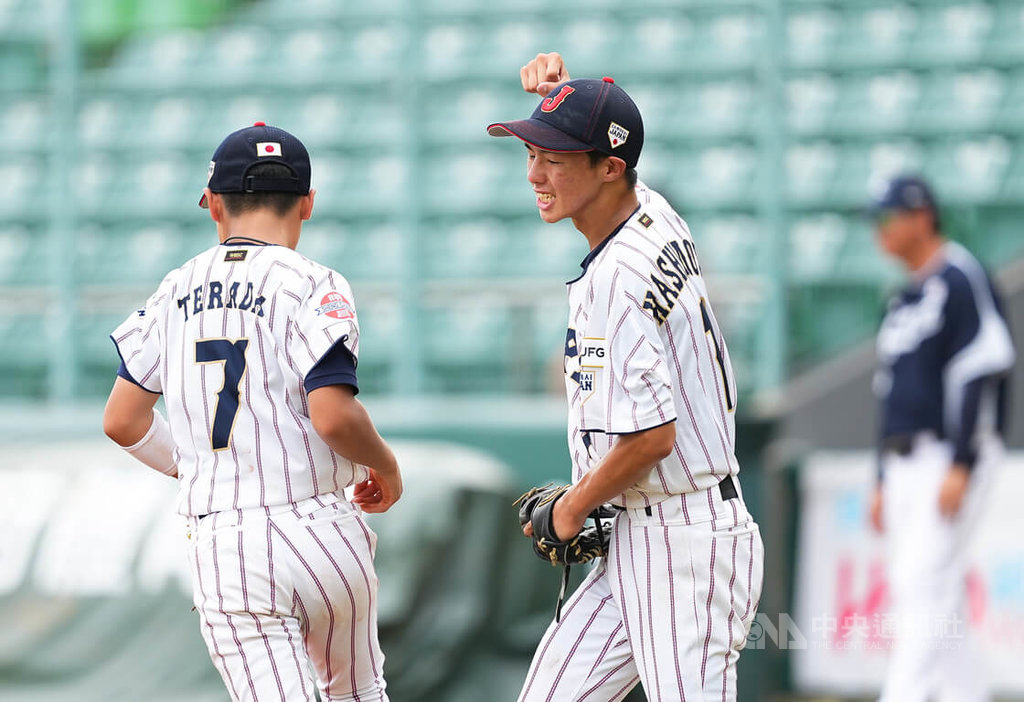 U12世界盃棒球賽超級循環賽複賽31日在台南開打，日本隊首戰靠著橋本翔太朗（右）6局僅被敲1安好投，順利完封韓國隊搶勝，賽後橋本翔太朗開心振臂慶祝。中央社記者張新偉攝  114年7月31日