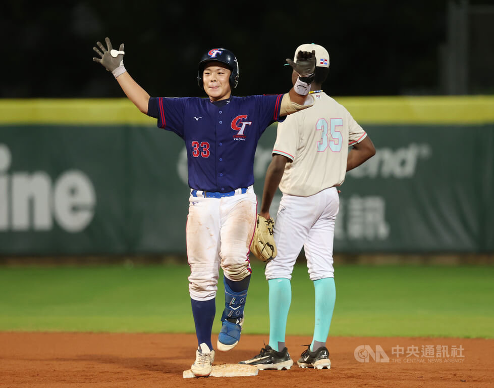 U12世界盃棒球賽台灣隊長李權恩（左）預賽打得悶，31日晚間複賽首戰交手多明尼加，敲出扎實二壘打增添自信，助隊搶下勝利。中央社記者張新偉攝  114年7月31日