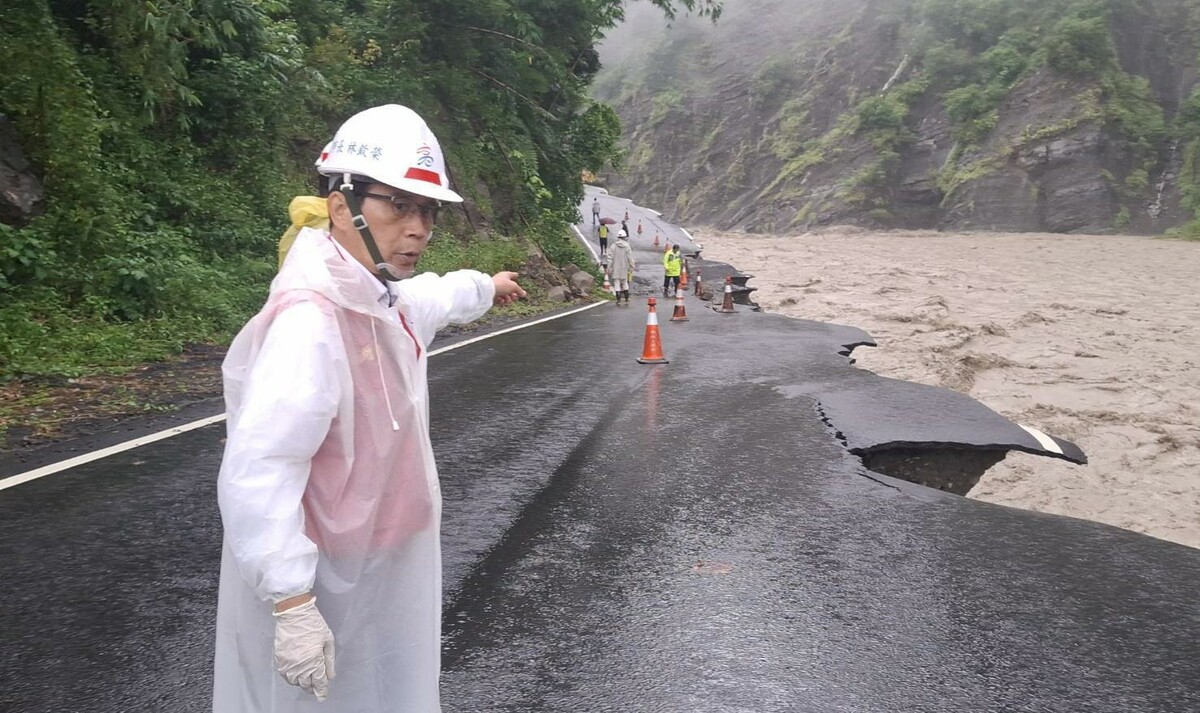 林欽榮視察那瑪夏區聯外道路坍方中斷災情。 圖：高雄市水利局/提供