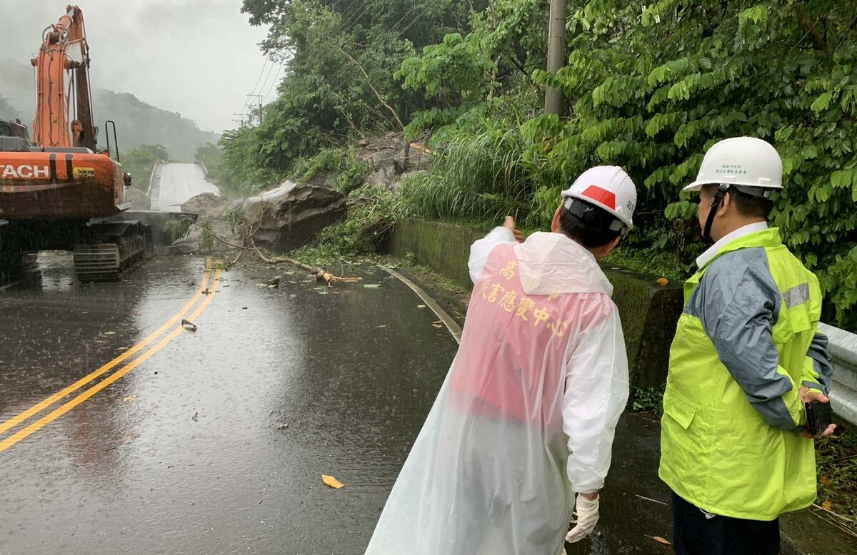 那瑪夏區多處聯外道路坍方中斷。 圖：高雄市水利局/提供