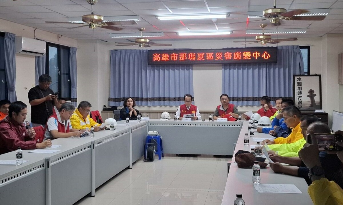林欽榮(中)抵達那瑪夏區公所召開災情應變會議。 圖：高雄市水利局/提供
