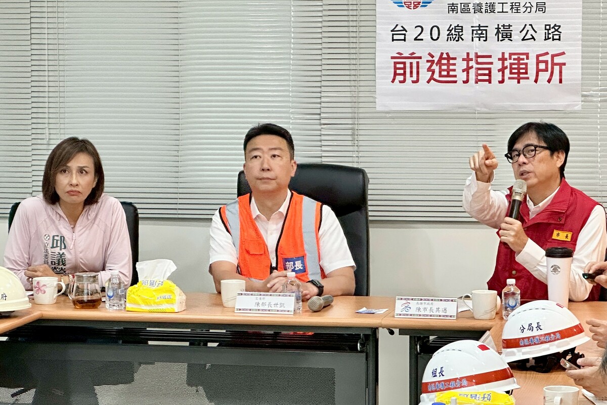 陳其邁(右)會同陳世凱(中)聽取公路總局針對道路災損及搶修的最新簡報。 圖：高雄市政府/提供