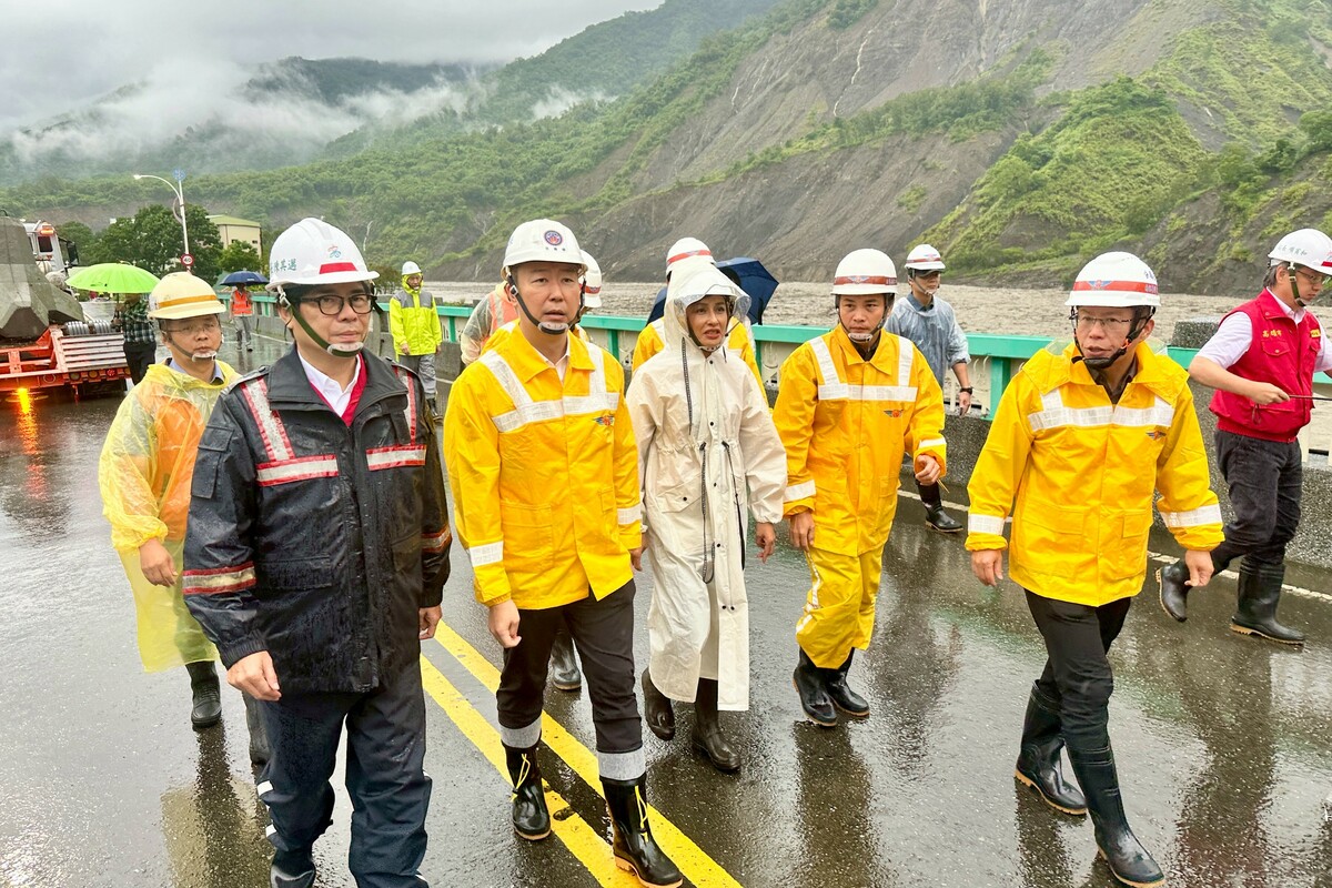 陳其邁(左二)會同陳世凱(左三)視察台20線多處路基遭沖刷流失情形。 圖：高雄市政府/提供