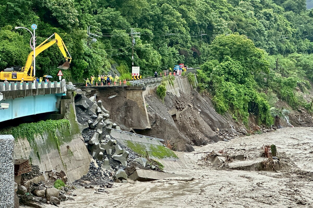 台20線多處路基遭沖刷流失。 圖：高雄市政府/提供