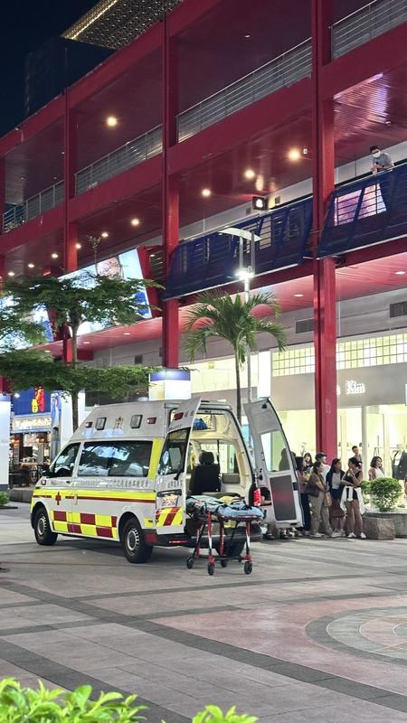 27歲谷姓女子騎車抵達信義威秀影城地下停車場，準備前往工作，卻與劉姓前男友爆發激烈口角，男子強行將谷女拖入樓梯間後割頸殺害並逃離現場。谷女被發現倒臥血泊，緊急報警送醫，但仍因失血過多宣告不治。 圖：民眾提供